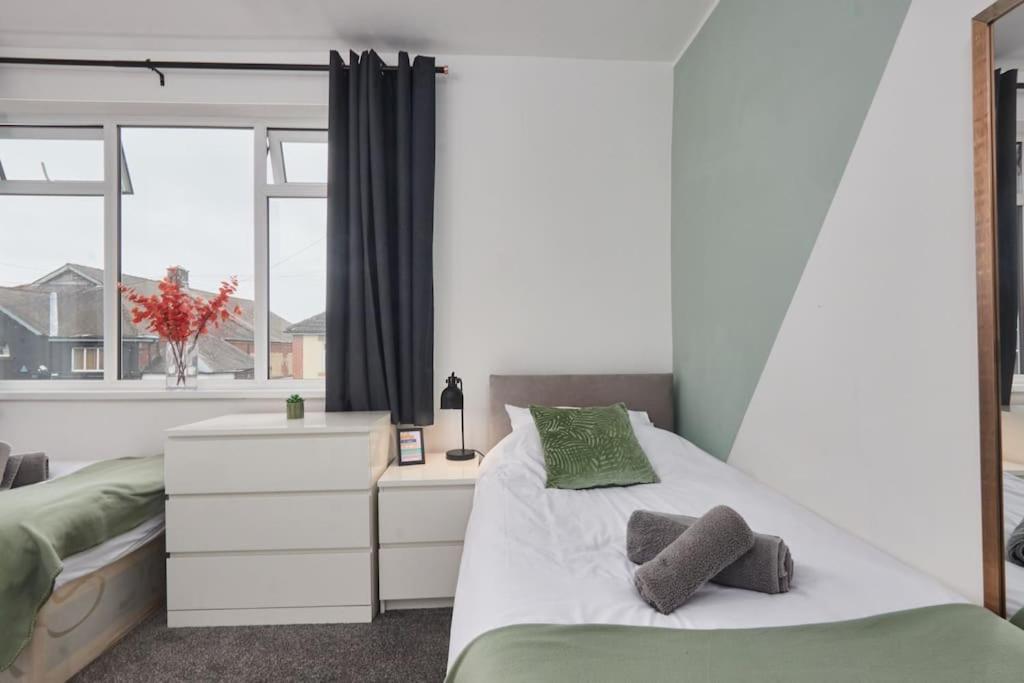 Haw Hill House - Modern 4 Bed Apartment Normanton  Bagian luar foto