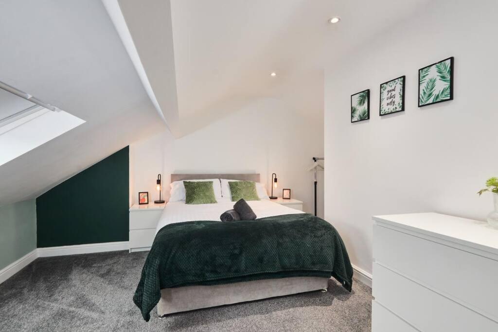 Haw Hill House - Modern 4 Bed Apartment Normanton  Bagian luar foto