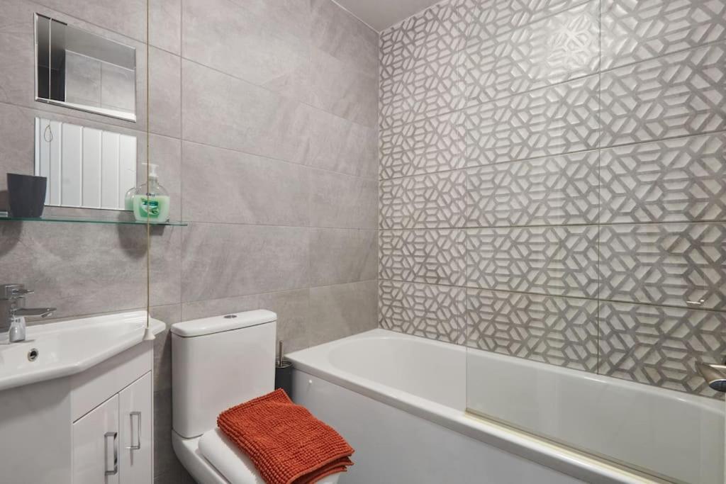 Haw Hill House - Modern 4 Bed Apartment Normanton  Bagian luar foto